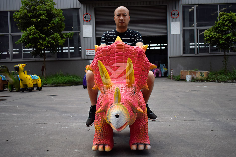 三角恐龍恐龍車，商場(chǎng)騎的三角龍，三角龍童車