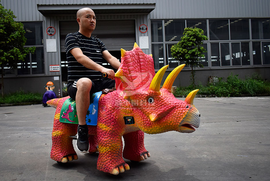 三角恐龍恐龍車，商場(chǎng)騎的三角龍，三角龍童車