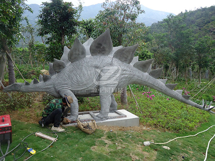 水泥雕塑劍龍制作，水泥恐龍制作