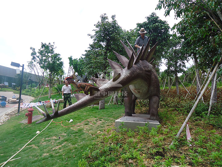 水泥雕塑劍龍制作，水泥恐龍制作